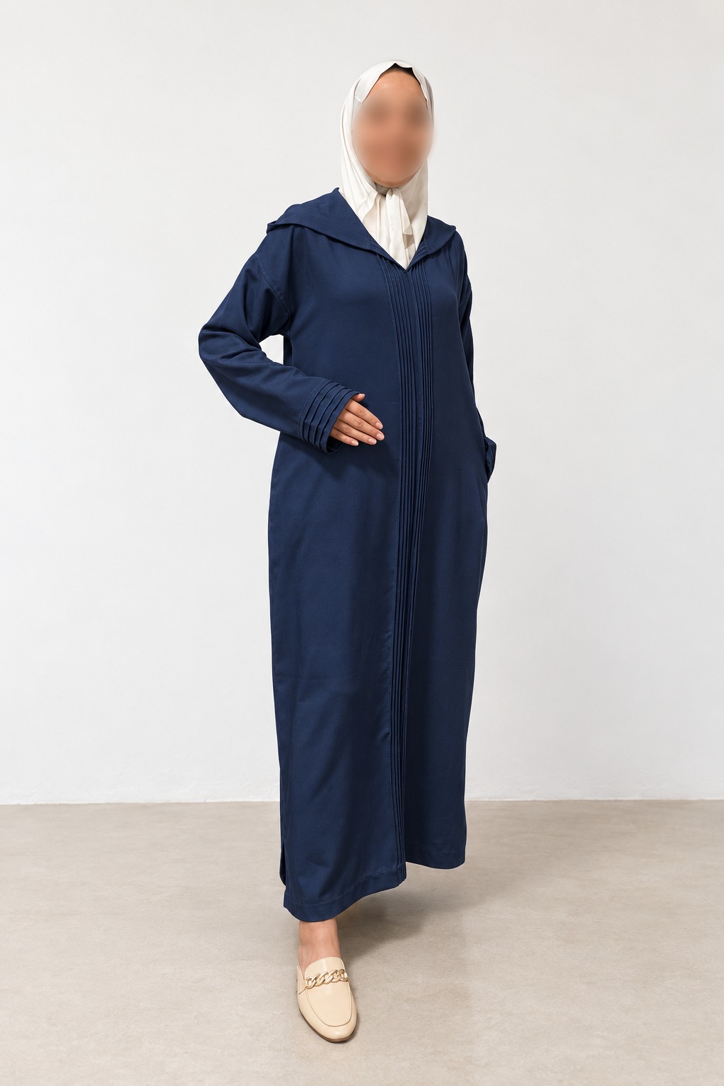 Marineblauwe Soie Crêpe jellaba op model