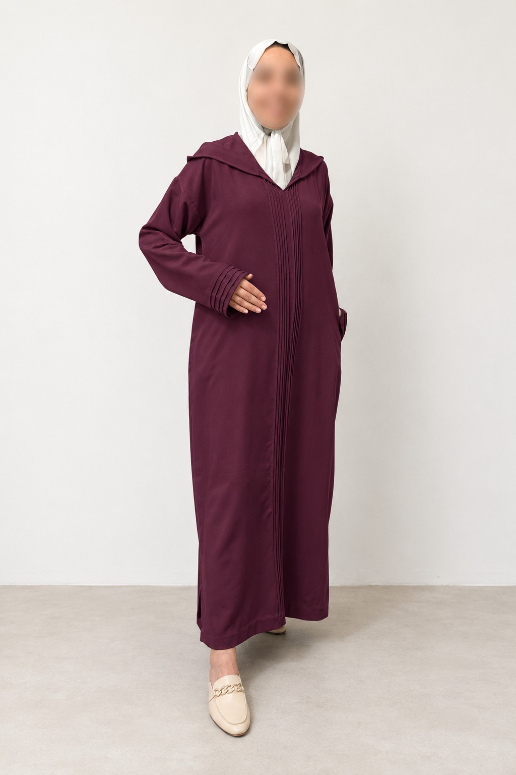 Pruim jellaba op model met vervaagd gezicht