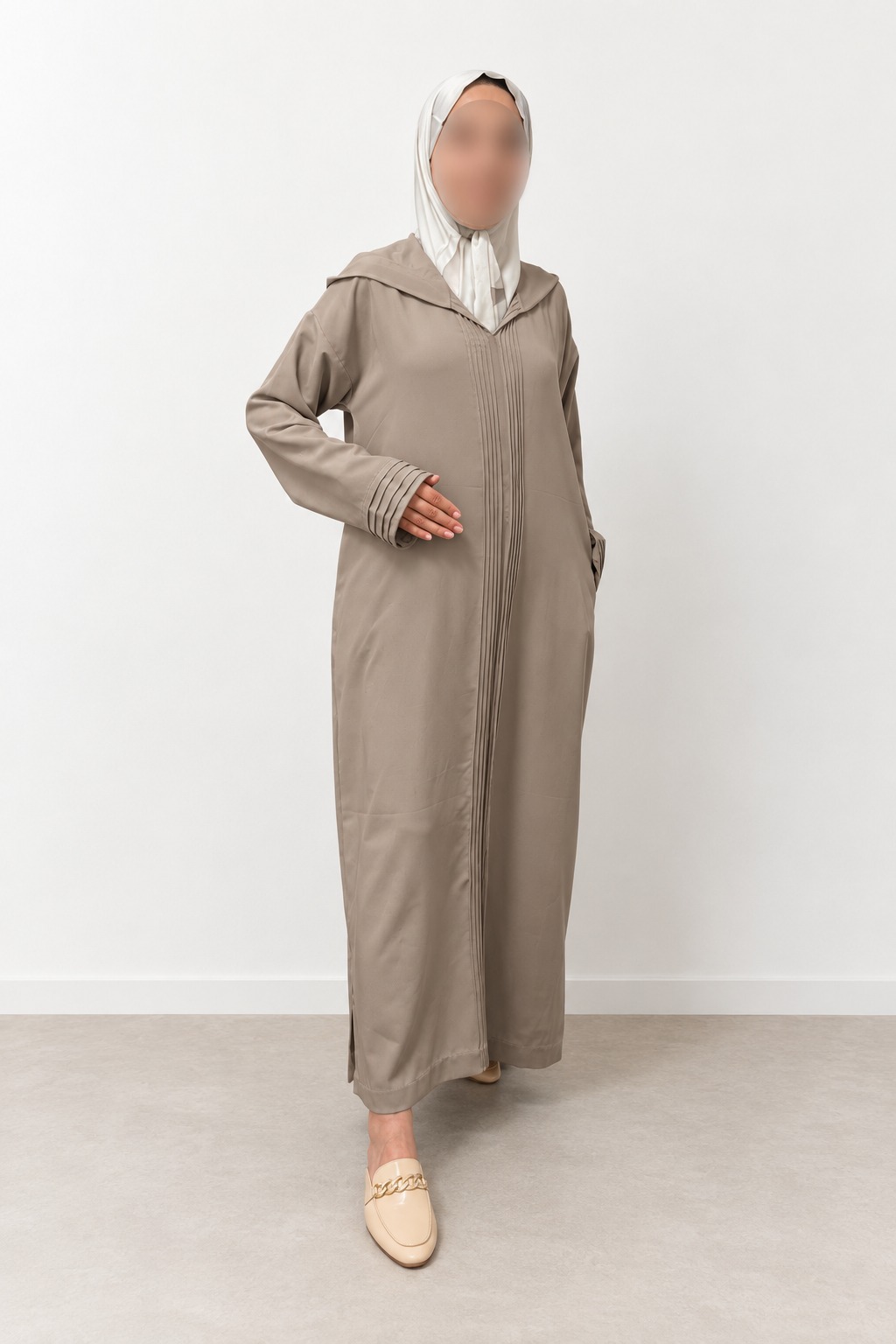 Taupe jellaba op model met vervaagd gezicht